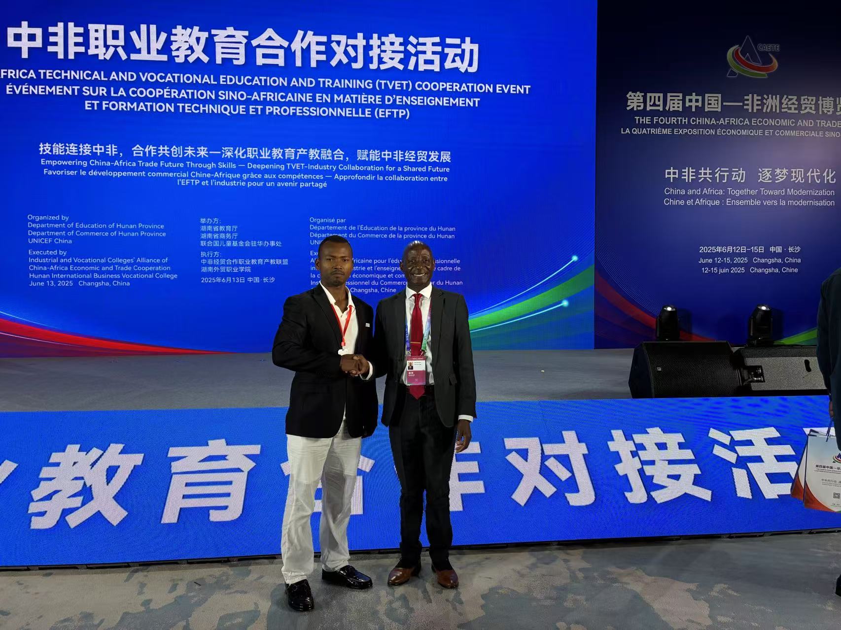 Listening Alejandra’s job image: Shows people sat in a table discussing about a project