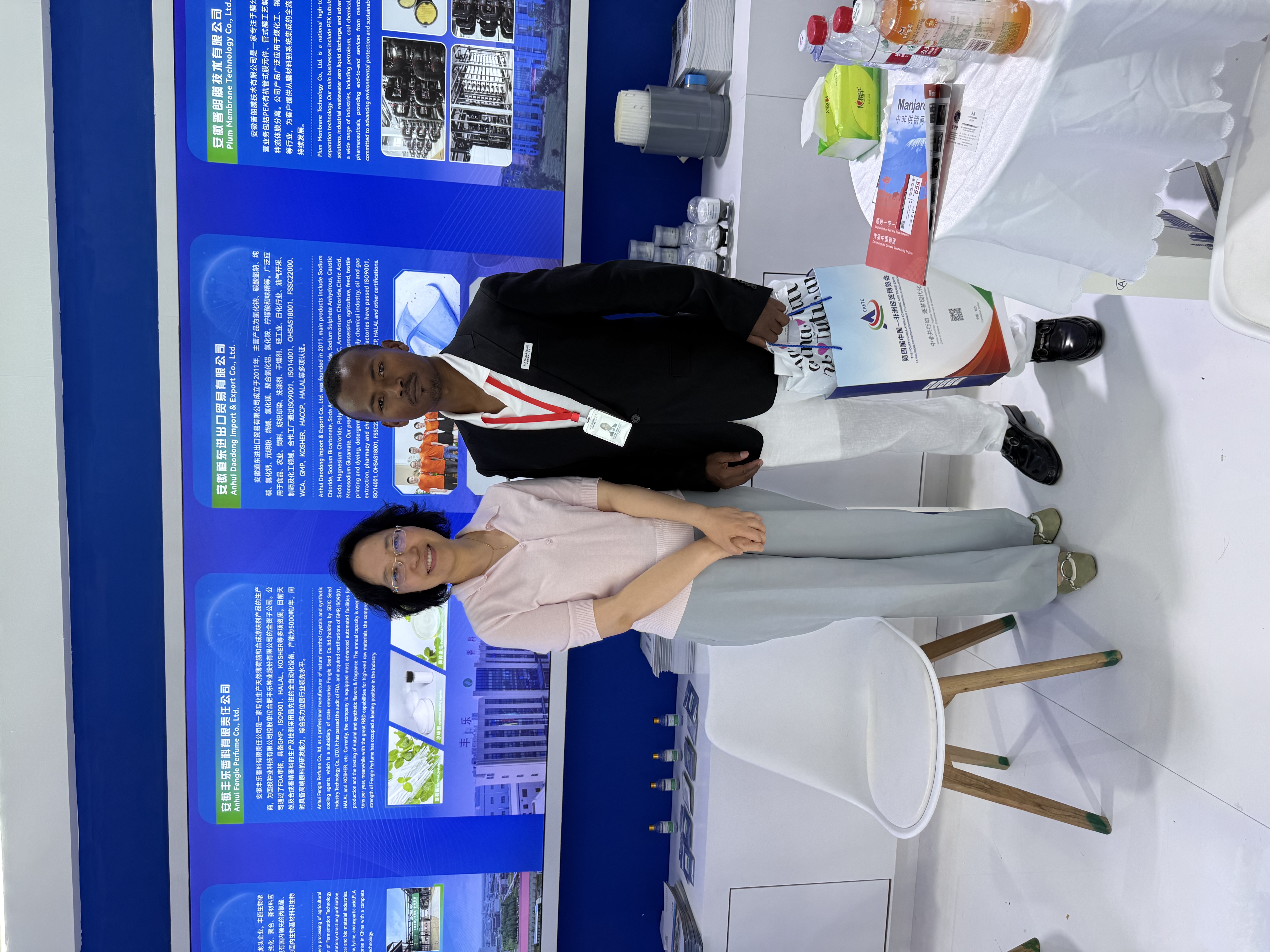 Listening Alejandra’s job image: Shows people sat in a table discussing about a project