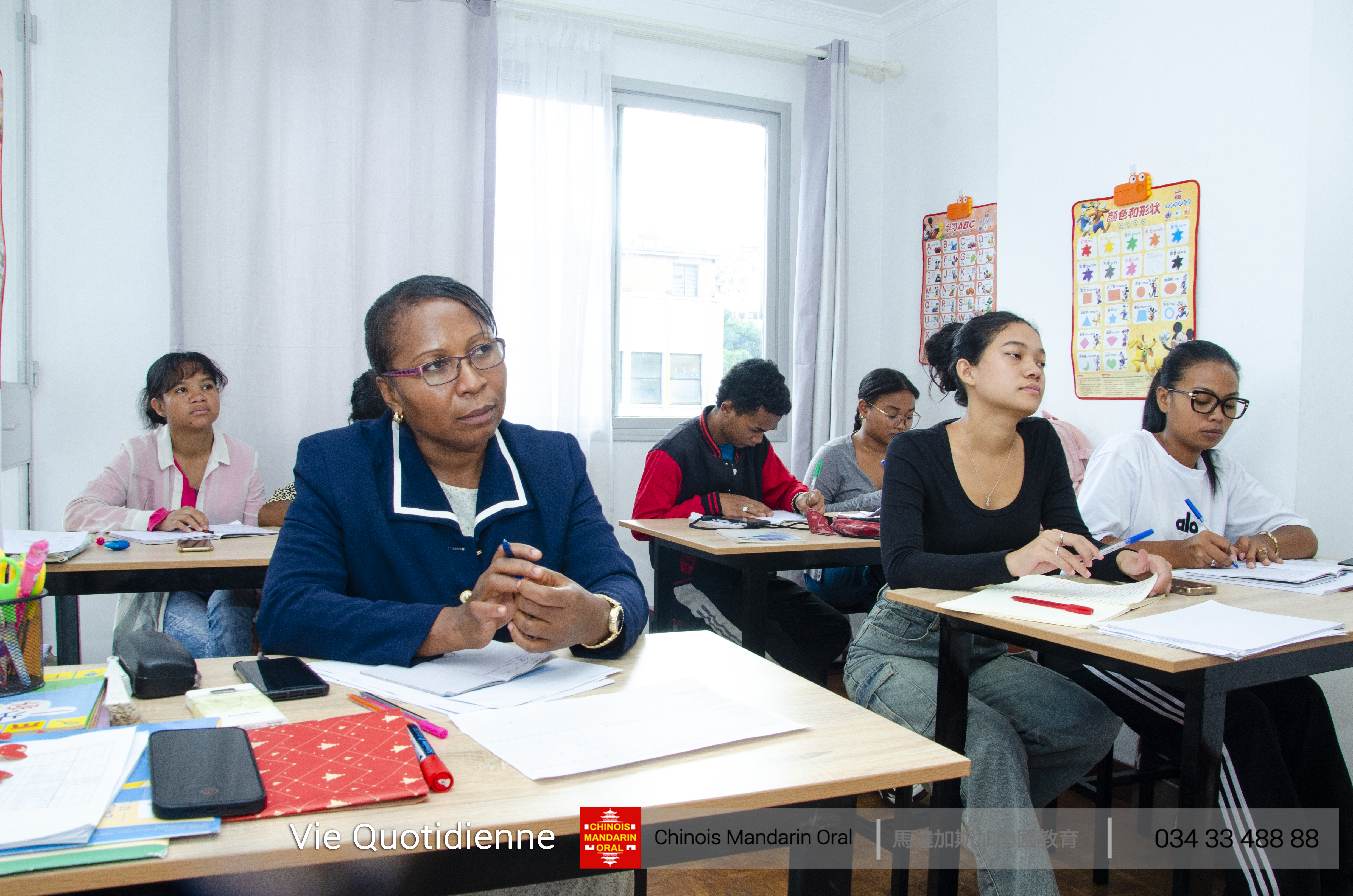 Listening Alejandra’s job image: Shows people sat in a table discussing about a project